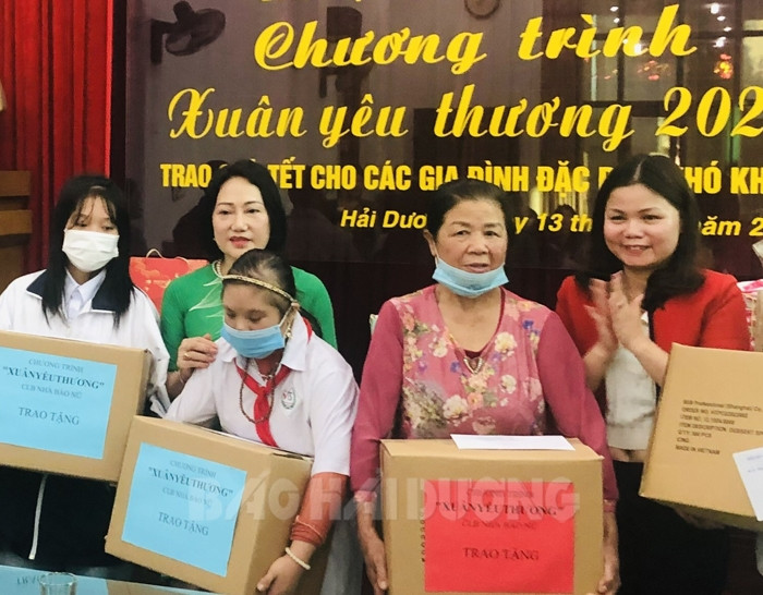 Câu lạc bộ Nhà báo nữ Hải Dương tặng quà Tết cho người khó khăn